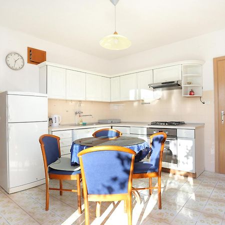 Apartments With A Parking Space Brela, Makarska - 18495 الغرفة الصورة