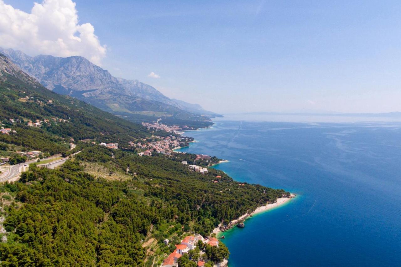 Apartments With A Parking Space Brela, Makarska - 18495 المظهر الخارجي الصورة