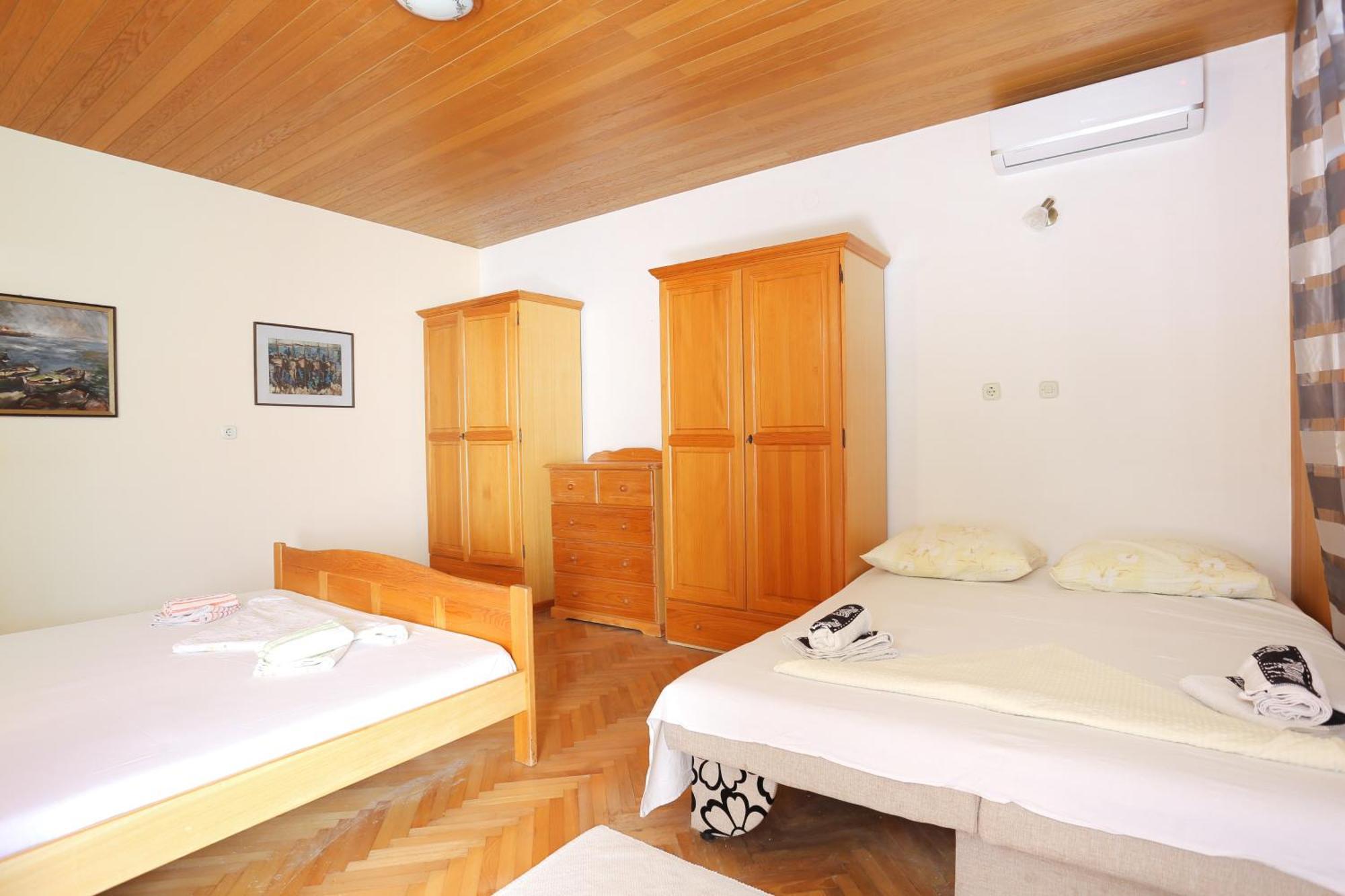 Apartments With A Parking Space Brela, Makarska - 18495 الغرفة الصورة